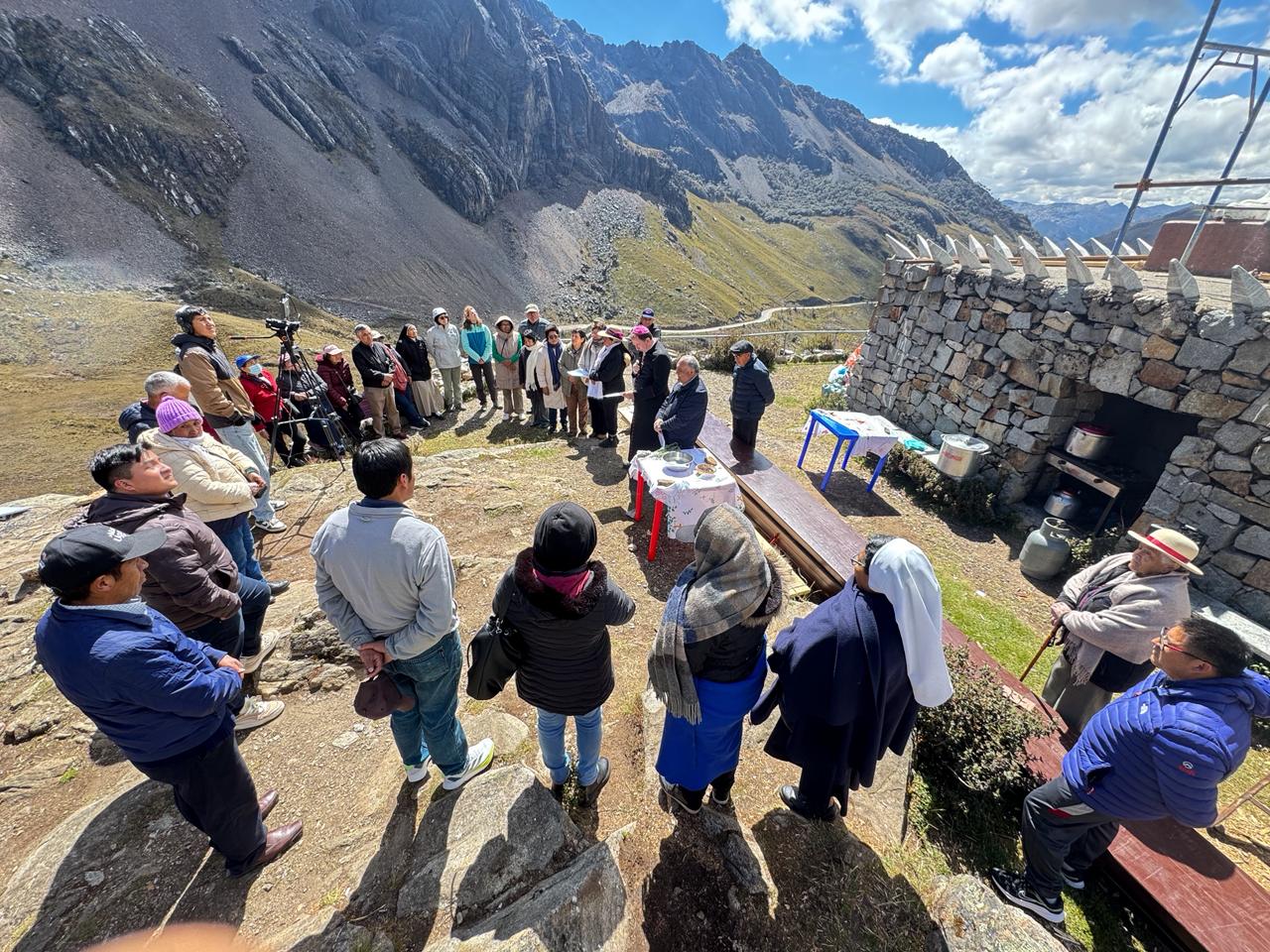 SE REALIZÓ LA BENDICIÓN DE LA NUEVA CRUZ DEL CRISTO REDENTOR DE CAHUISH